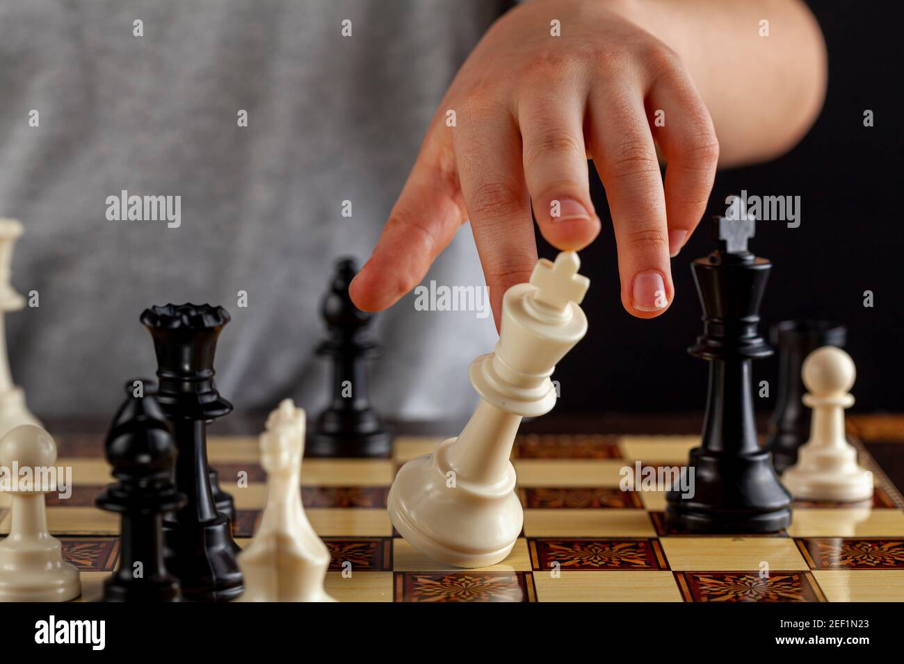 Gros plan de la fin d'un jeu d'échecs où le joueur perdant démissionne en renverse son roi. L'image montre que le roi tombe. Imag. Polyvalente Banque D'Images