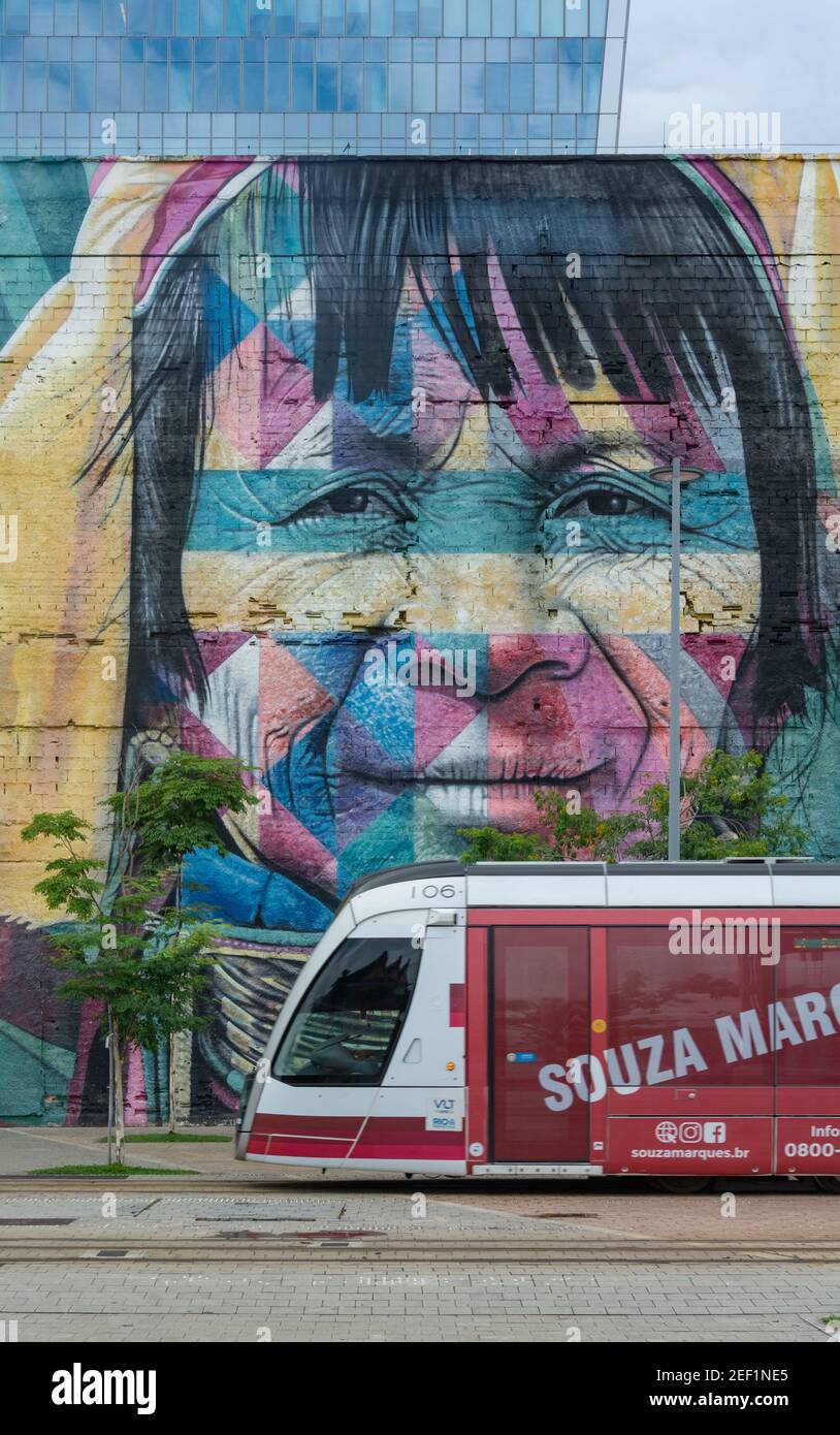 RIO DE JANEIRO, BRÉSIL - 3 JANVIER 2020 : partie du boulevard olympique, dans la zone portuaire de Rio de Janeiro avec une fresque d'art appelée 'Etnias' (ethnitie Banque D'Images