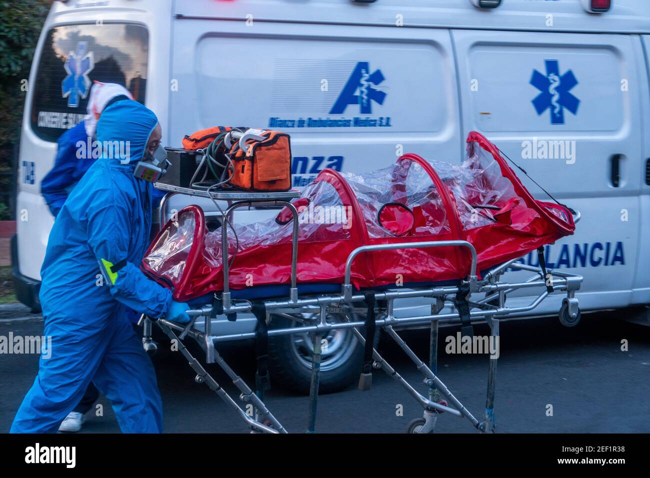 L'équipe de santé porte une capsule où ils transportent habituellement des patients avec Covid 19 à Bogota. Banque D'Images