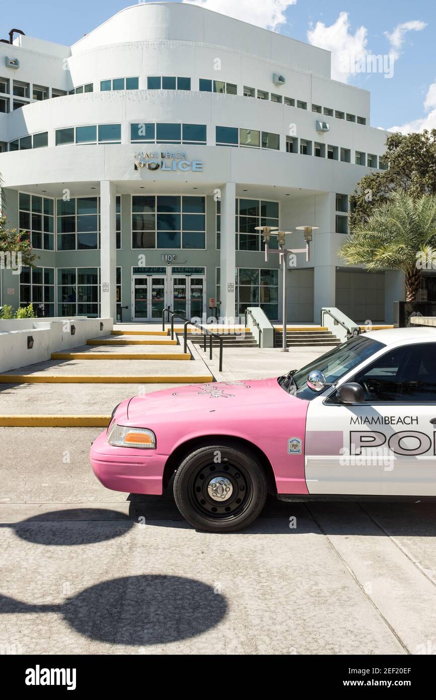 Une voiture de police désaffectée de Miami Beach peinte en rose à l'extérieur du service de police de Miami Beach. Banque D'Images