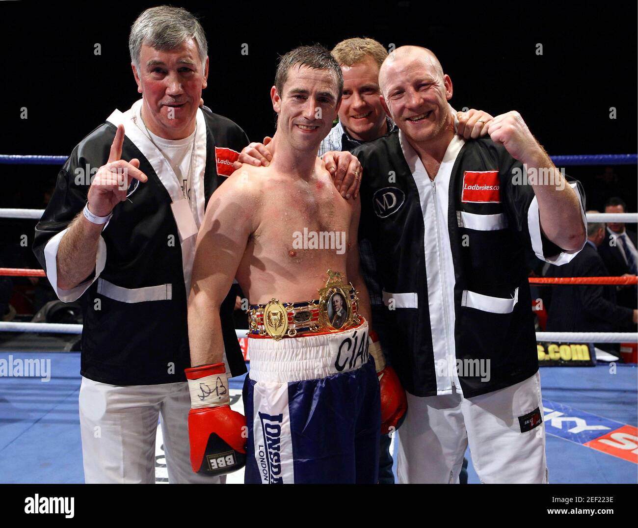 Boxe - Colin Lynes v Paul McCloskey British Light-Welterweight Title - Goresbrook Leisure Centre, Dagenham - 5/12/08 Paul McCloskey (C) célèbre sa victoire avec son coin, y compris l'entraîneur John Breen (L) crédit obligatoire: Action Images / Andrew Couldridge Livepic Banque D'Images