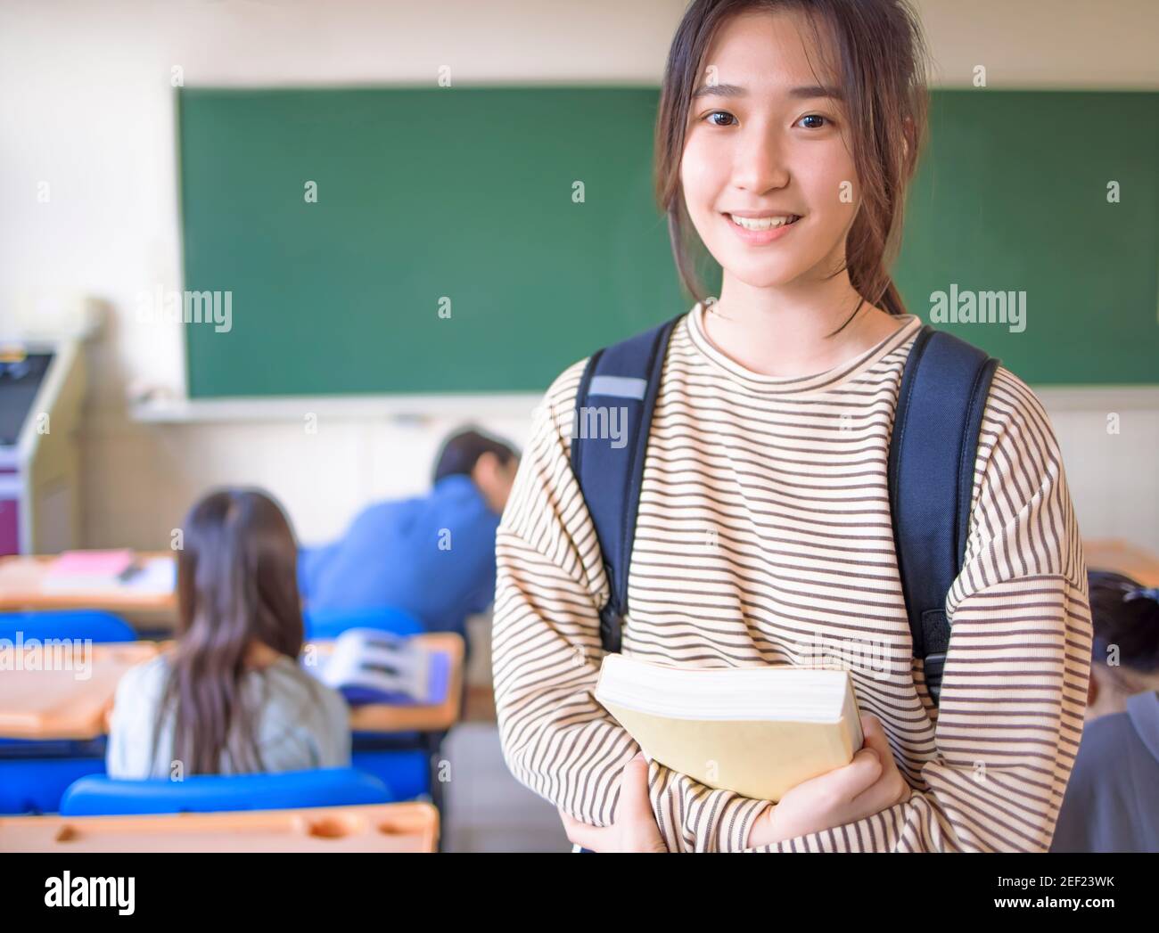 Portrait d'une jeune fille asiatique en classe Banque D'Images