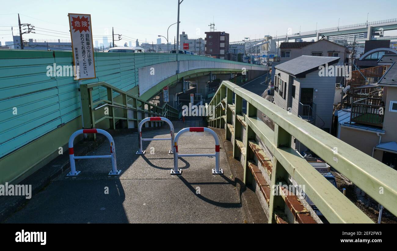 Un pont et un passage souterrain à Akabane, Tokyo, Japon. Banque D'Images