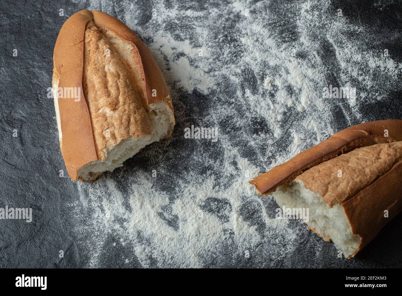 Deux morceaux de pain frais à bord Banque D'Images