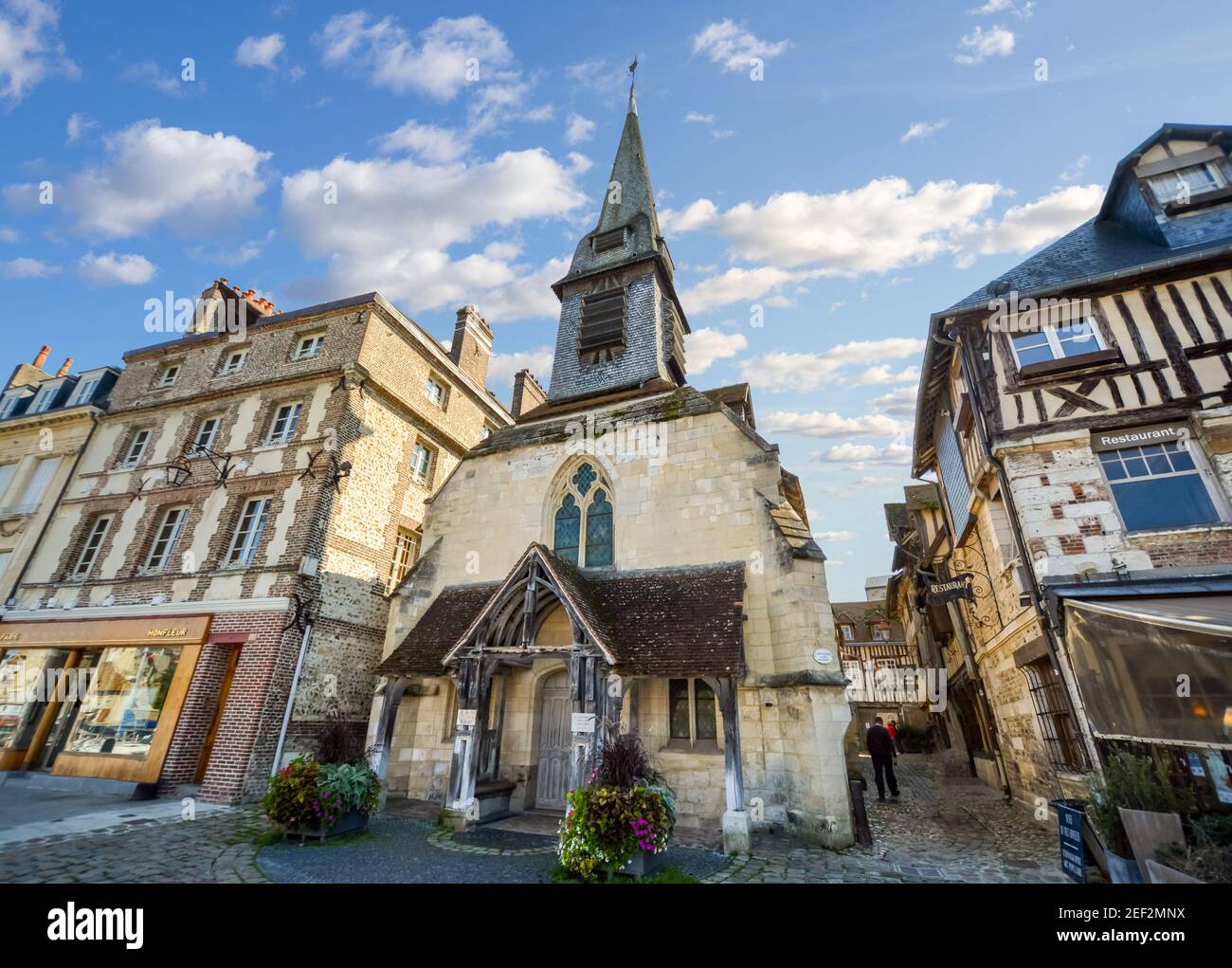 Le Musée maritime médiéval, dans la ville côtière de Honfleur, en France, avec des boutiques et des routes pavées des deux côtés. Banque D'Images