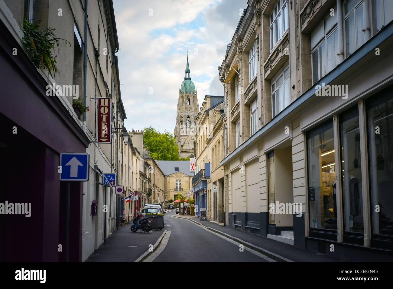 La tour et le dôme de la cathédrale médiévale de notre-Dame de Bayeux, une église catholique romaine située dans la ville de Bayeux en Normandie, en France Banque D'Images