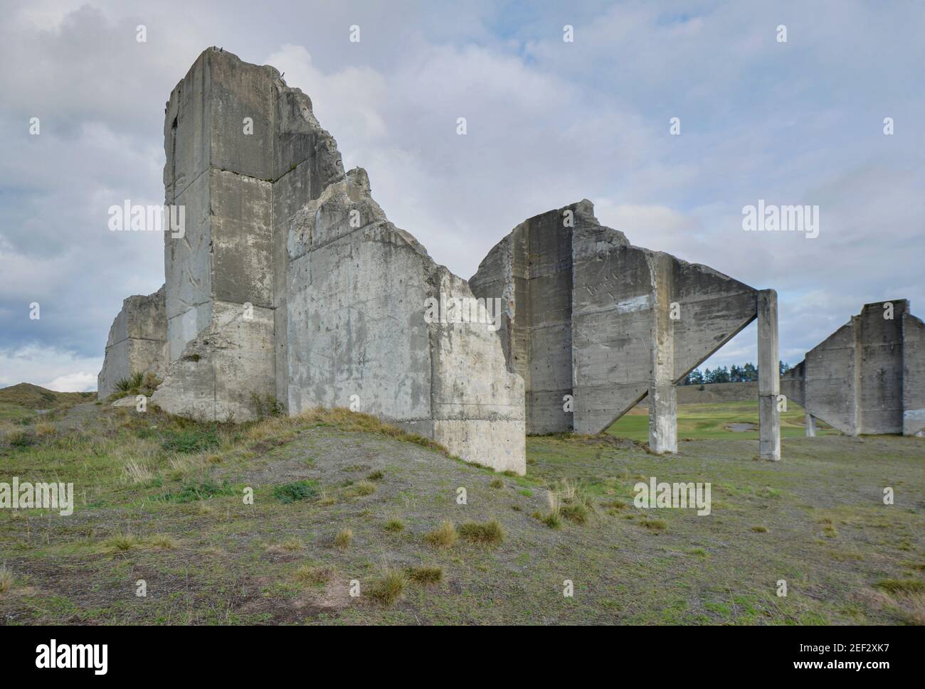 Vieilles ruines abandonnées au parcours de golf de Chambers Bay à Tacoma, WA. Banque D'Images