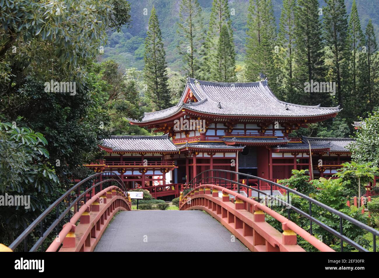 Le pont menant au Byodo - dans Temple dans la vallée du parc commémoratif des temples sur l'île hawaïenne d'Oahu. Temple bouddhiste Banque D'Images