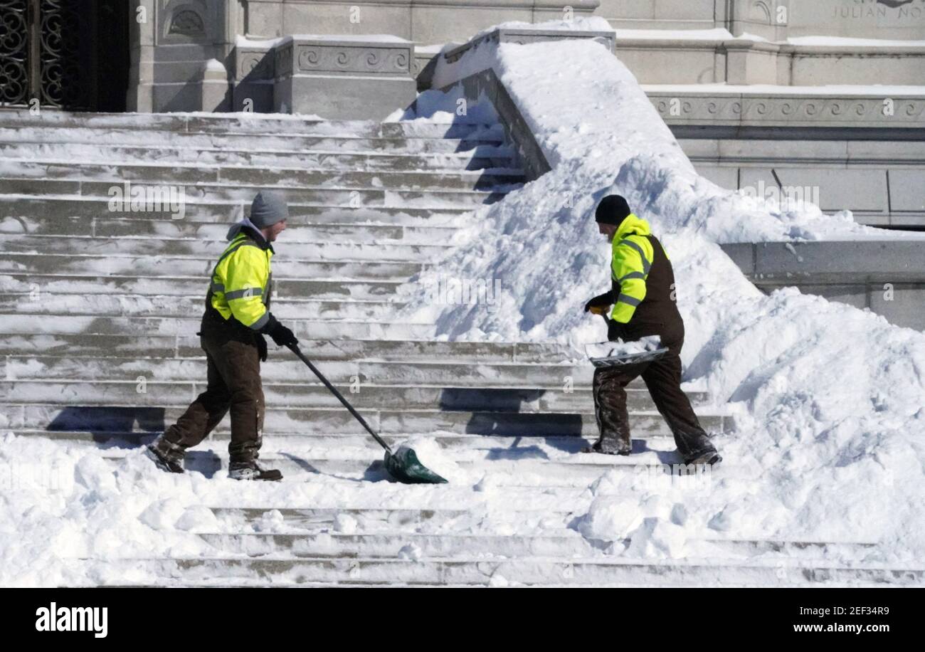 St. Louis, États-Unis. 16 février 2021. Le mardi 16 février 2021, des hommes déneigement de 8 pouces de l'escalier principal de la bibliothèque St. Louis, dans le centre-ville de St. Louis. Photo par Bill Greenblatt/UPI crédit: UPI/Alay Live News Banque D'Images