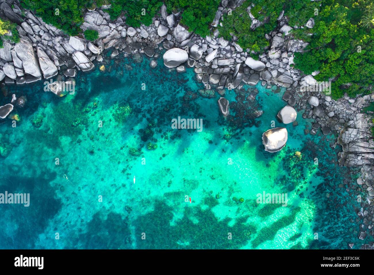 Tir de drone aérien d'une belle plage de rochers avec de l'eau turquoise claire - Koh Tao, Thaïlande Banque D'Images