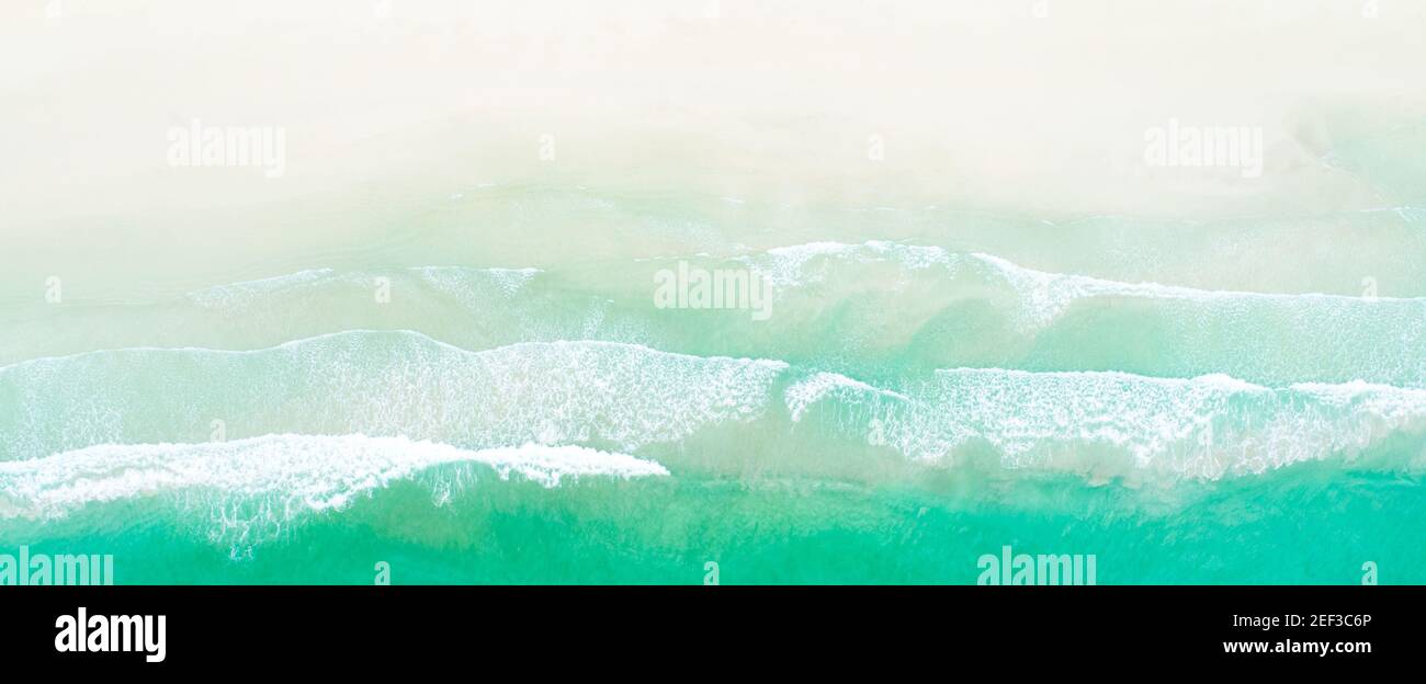Tir de drone aérien d'eau de mer turquoise à la plage - bannière panoramique Banque D'Images