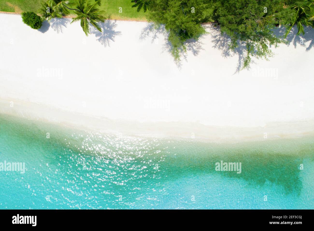 Tir de drone aérien de plage de sable blanc avec cristal clair eau de mer turquoise Banque D'Images