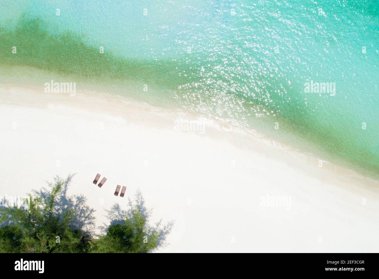 Tir de drone aérien de plage de sable blanc avec cristal clair eau de mer turquoise Banque D'Images