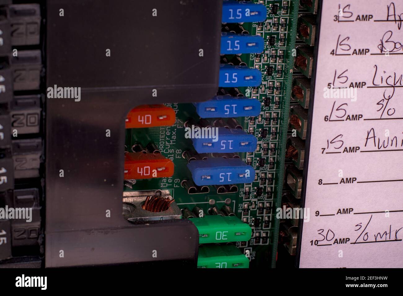 Boîte à fusibles à lame électrique RV de voyage, centre de striction c.a., c.c. empêchant la surcharge des circuits dans l'application mobile étiquetée carte de circuit imprimé. Banque D'Images