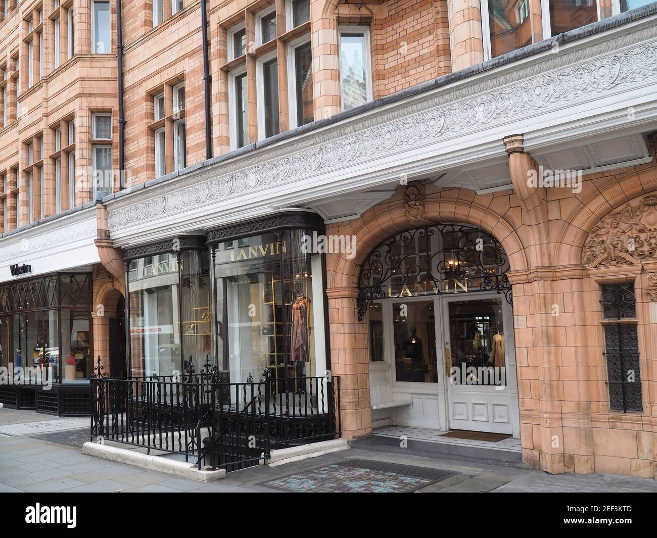 Londres, Royaume-Uni - 27 septembre 2016 : dans le quartier de Mayfair, d'élégantes boutiques de créateurs dans un ancien bâtiment très orné. Banque D'Images