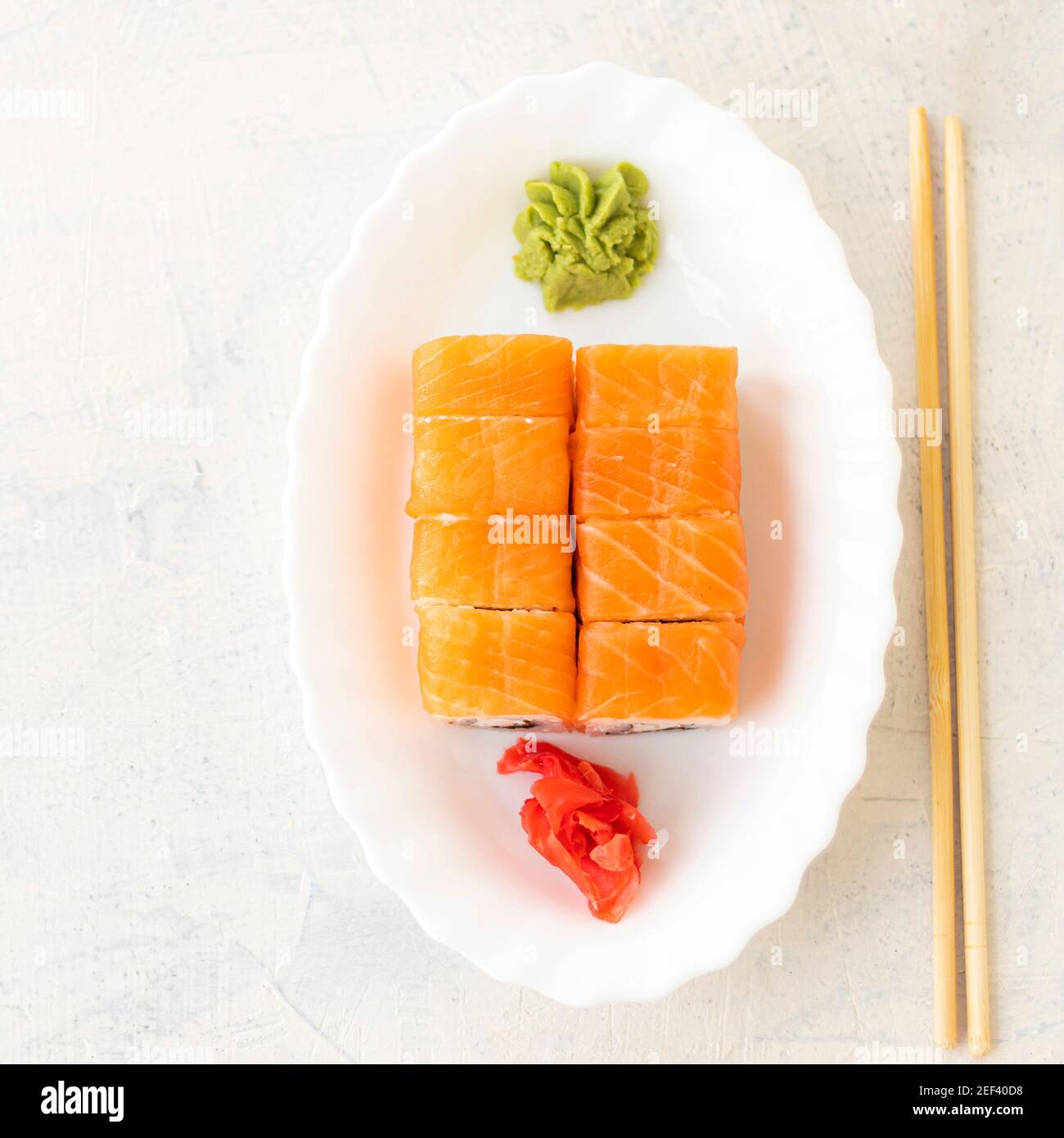 Rouleaux de Philadelphie. Sushi japonais. Vue de dessus des sushis dans la assiette blanche. Copier l'espace. Mise au point douce. Vue de dessus Banque D'Images