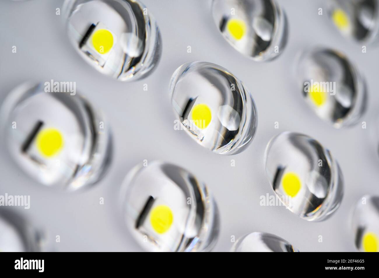 Diodes lumineuses pour l'éclairage. Éclairage à économie d'énergie. Économie d'énergie. Barrettes LED dans l'éclairage. Éclairage LED. Banque D'Images