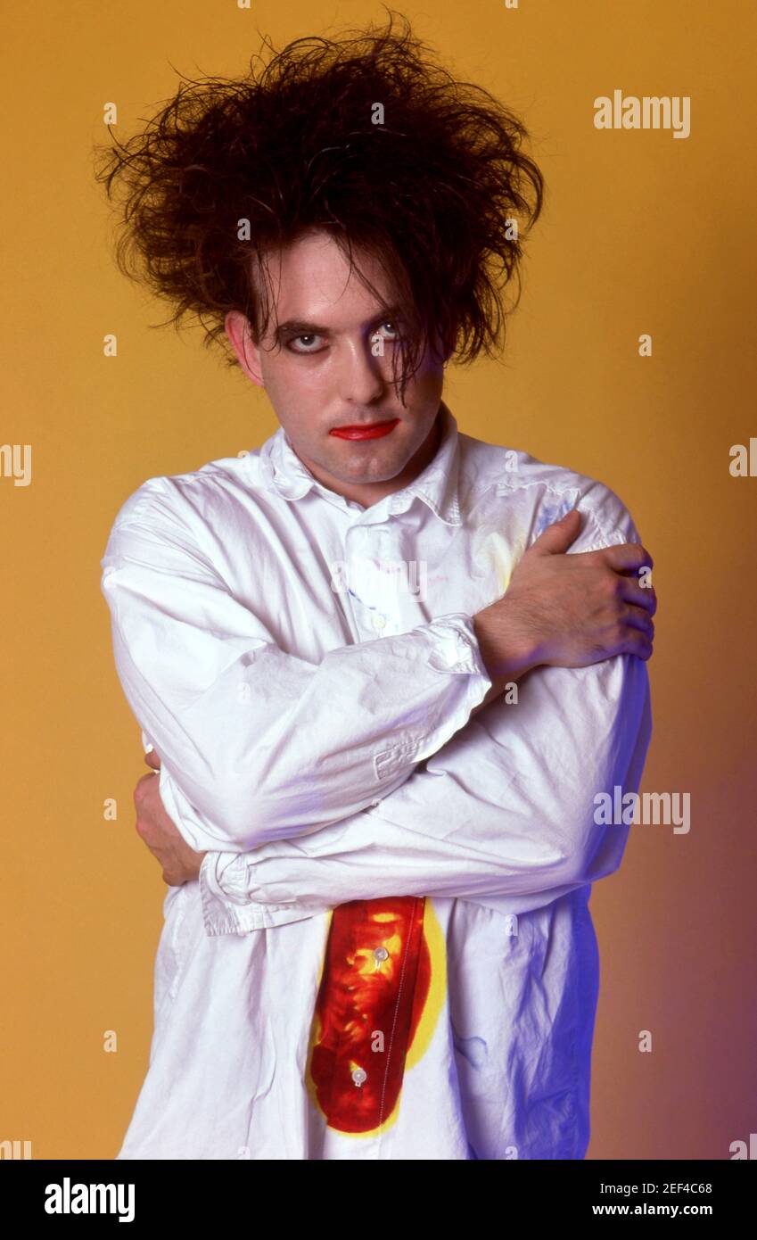 DETROIT, MI - 30 JUILLET : le chanteur anglais, auteur-compositeur et musicien Robert Smith de The Cure pose pour un portrait de studio lors de la visite de Kissing le 30 juillet 1987 à la Cobo Arena de Detroit, Michigan. Crédit: Ross Marino Archive / MediaPunch Banque D'Images