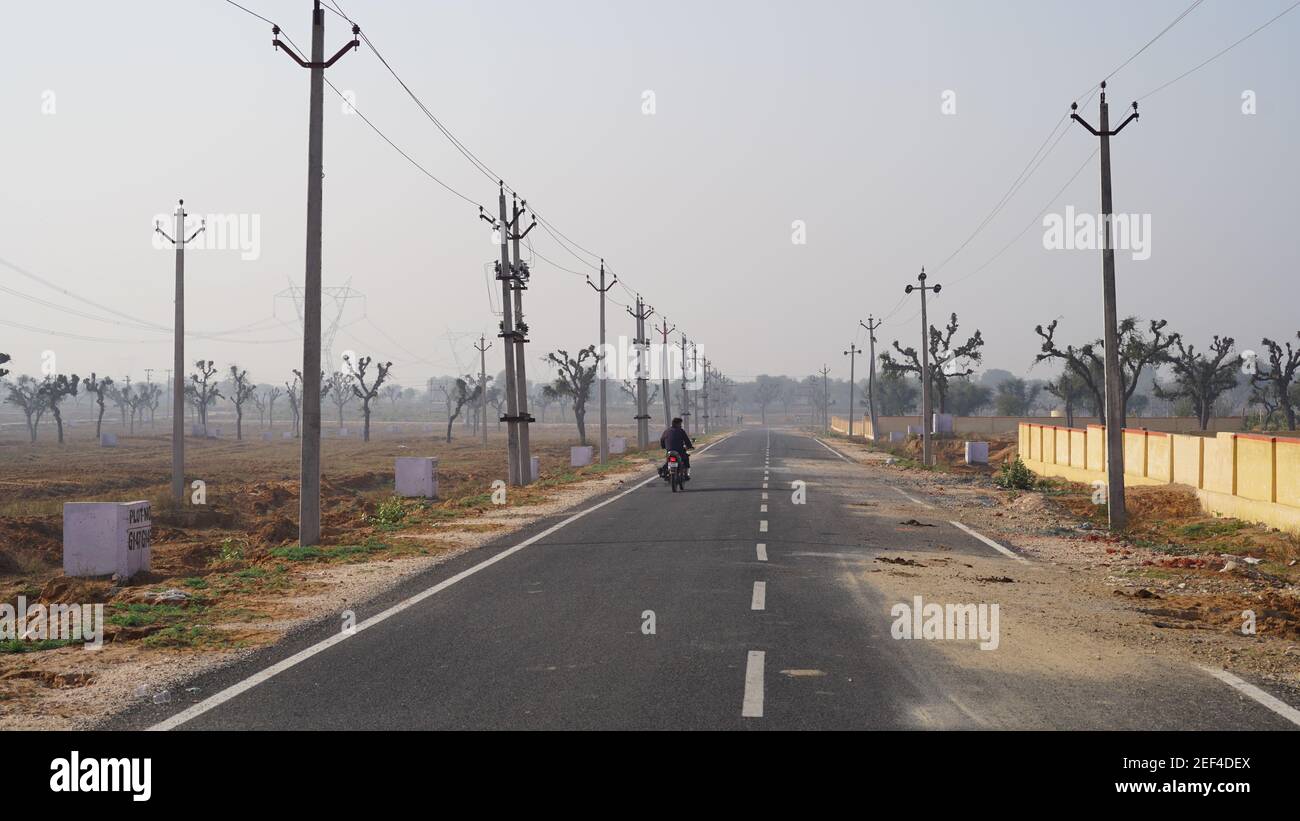 10 février 2021- Sikar, Jaipur, Inde. Indian express High Road passant par les régions rurales. Revêtement asphalté avec ligne blanche. Banque D'Images