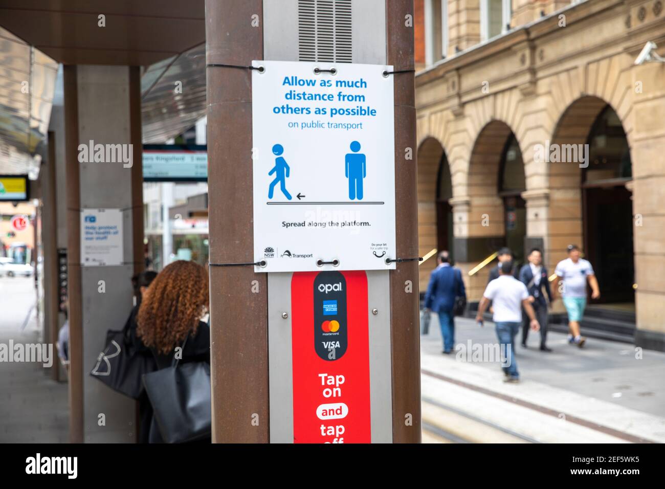 Rappel de la station de transports publics de Sydney pendant la pandémie de Covid 19 à Distance sociale en transports en commun, Sydney, Australie Banque D'Images