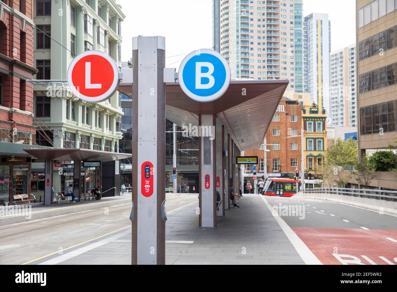Transports en commun à Sydney, métro léger et arrêt de bus dans le centre-ville, Sydney, Australie Banque D'Images