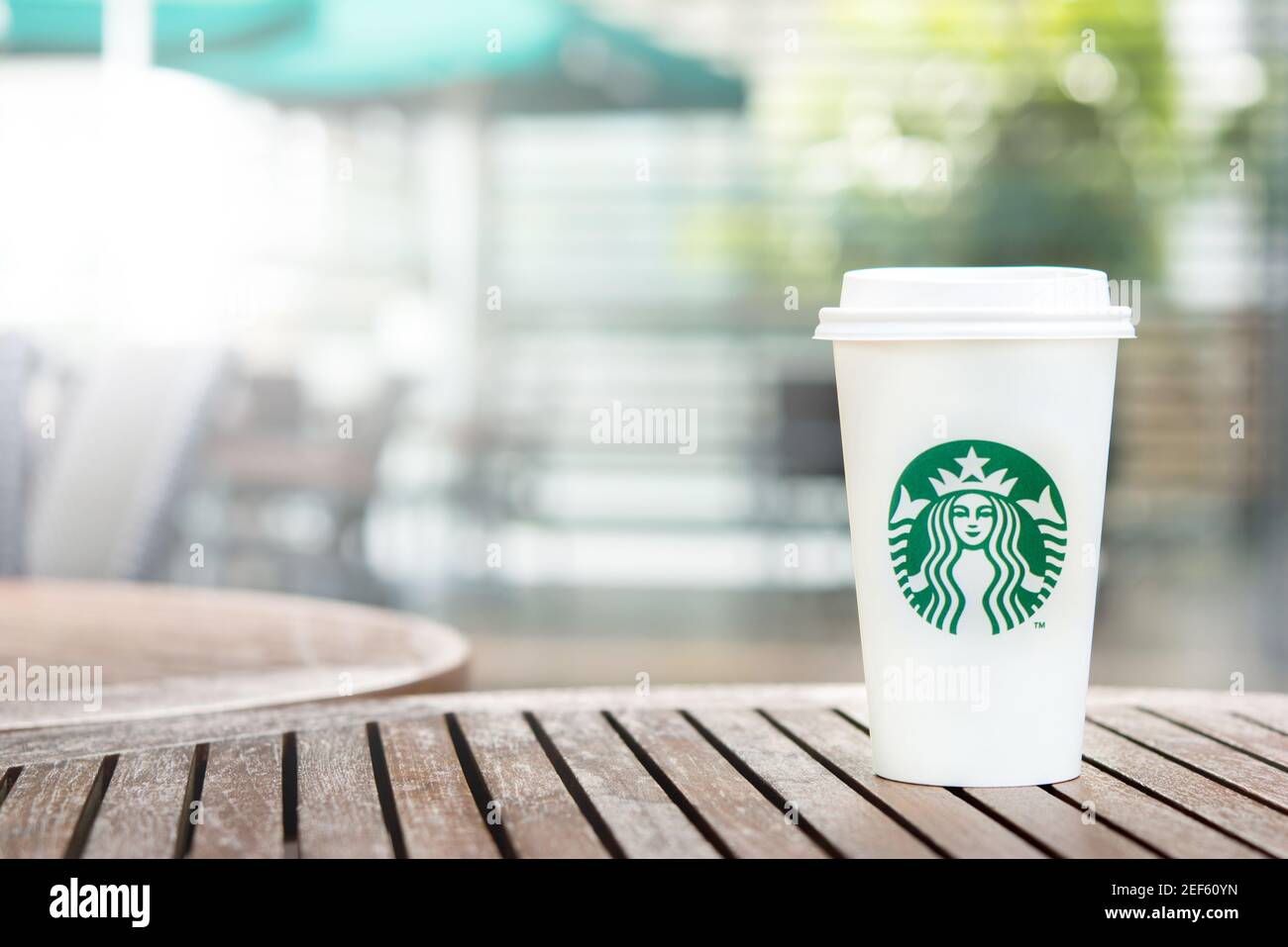 BANGKOK, THAÏLANDE - 29 JUIN 2016 : café Starbucks à emporter sur table en bois dans le café Starbucks Banque D'Images