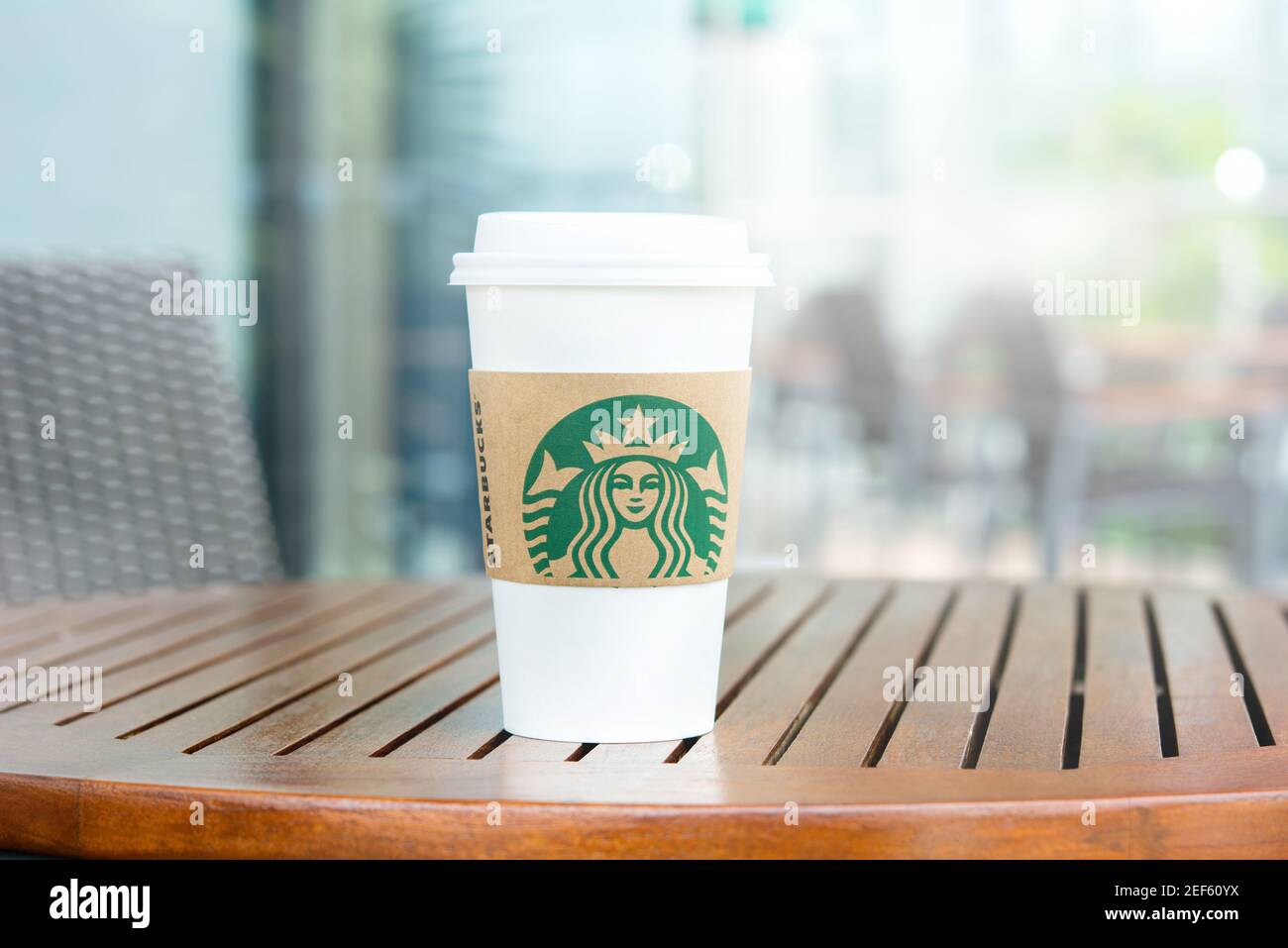 BANGKOK, THAÏLANDE - 29 JUIN 2016 : café Starbucks à emporter sur table en bois dans le café Starbucks Banque D'Images
