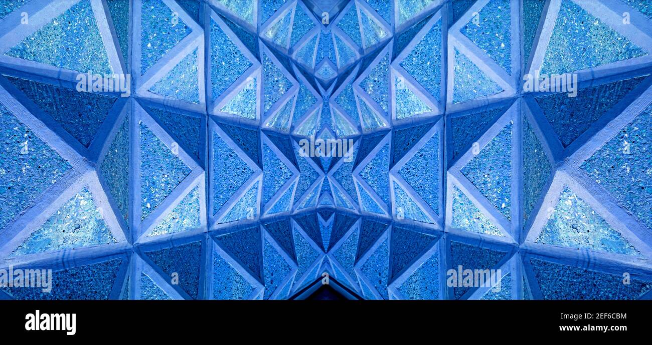 Symétrie des tons bleus perspective décroissante 3D motif en forme de pyramide Banque D'Images