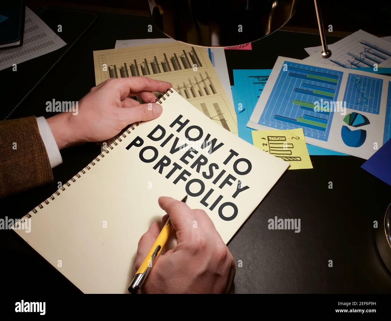 Man lit sur la façon de diversifier votre portefeuille pour l'investissement et l'épargne. Banque D'Images