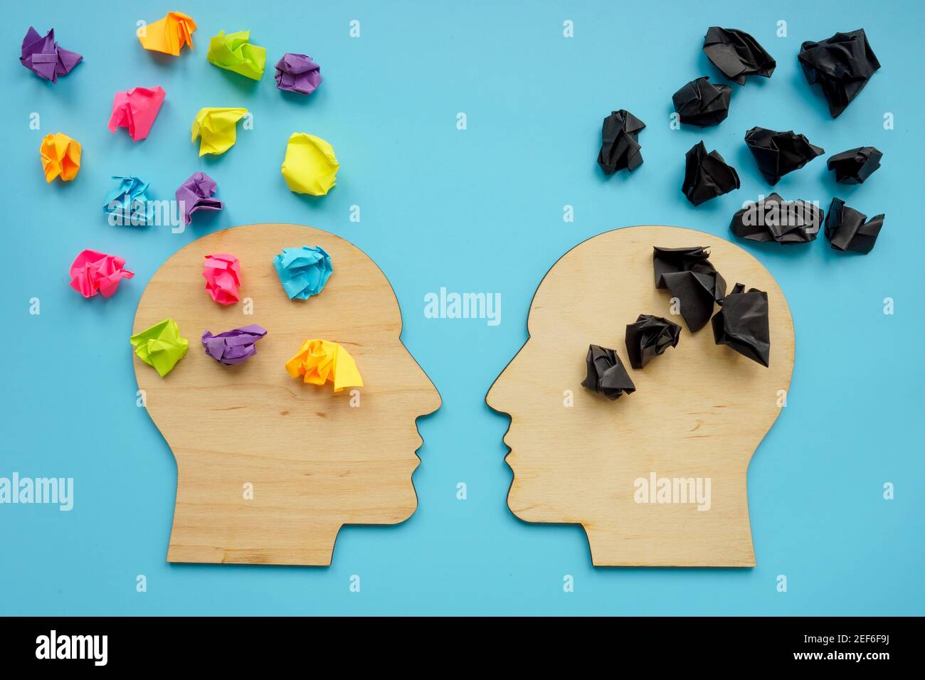Concept de pensée négative et positive. Formes de tête avec boules de papier de couleur. Banque D'Images