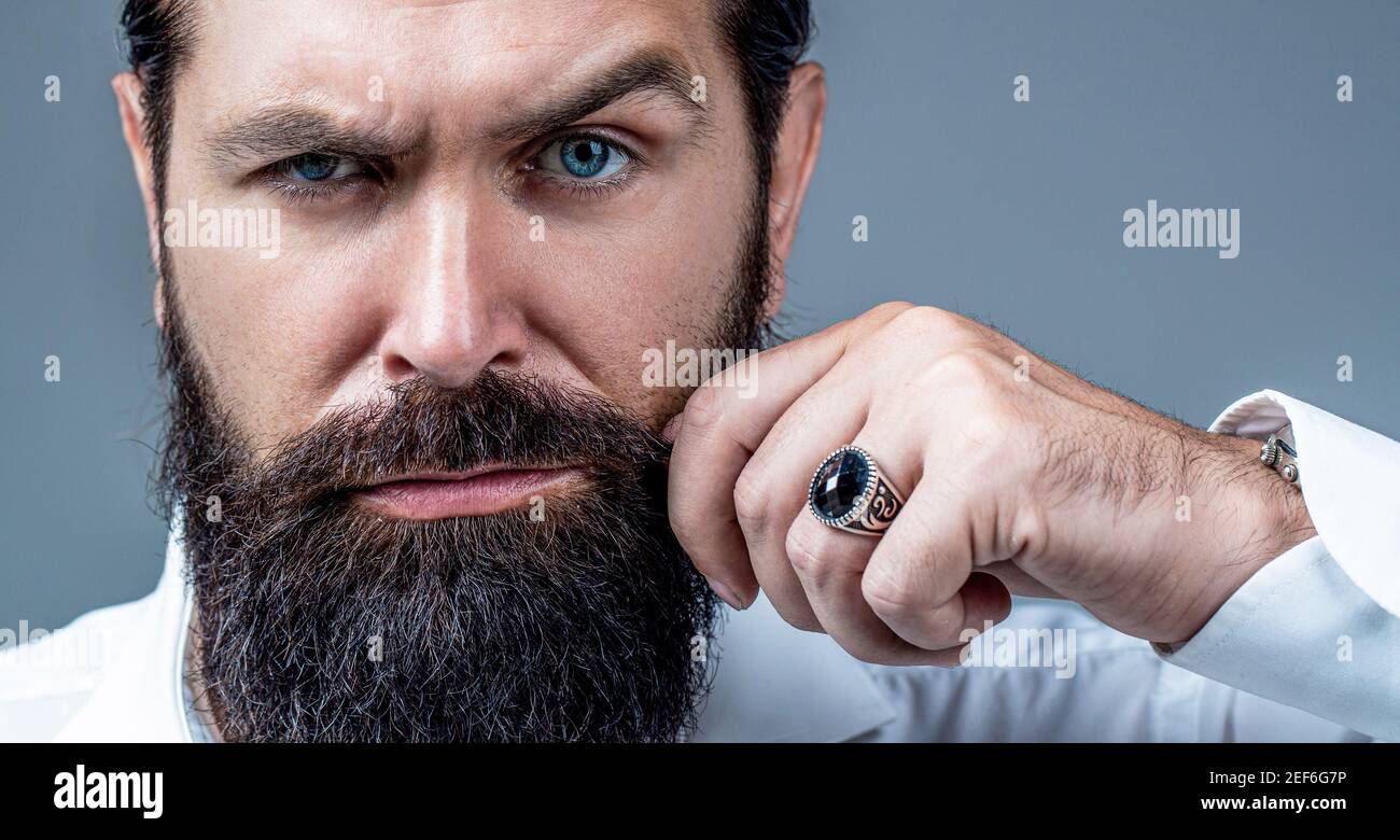 Homme barbu en gros plan. La barbe est son style. Homme avec moustache en pleine croissance. Portrait d'un homme barbu en chemise blanche. Gros plan de la jolie barbe taille basse Banque D'Images