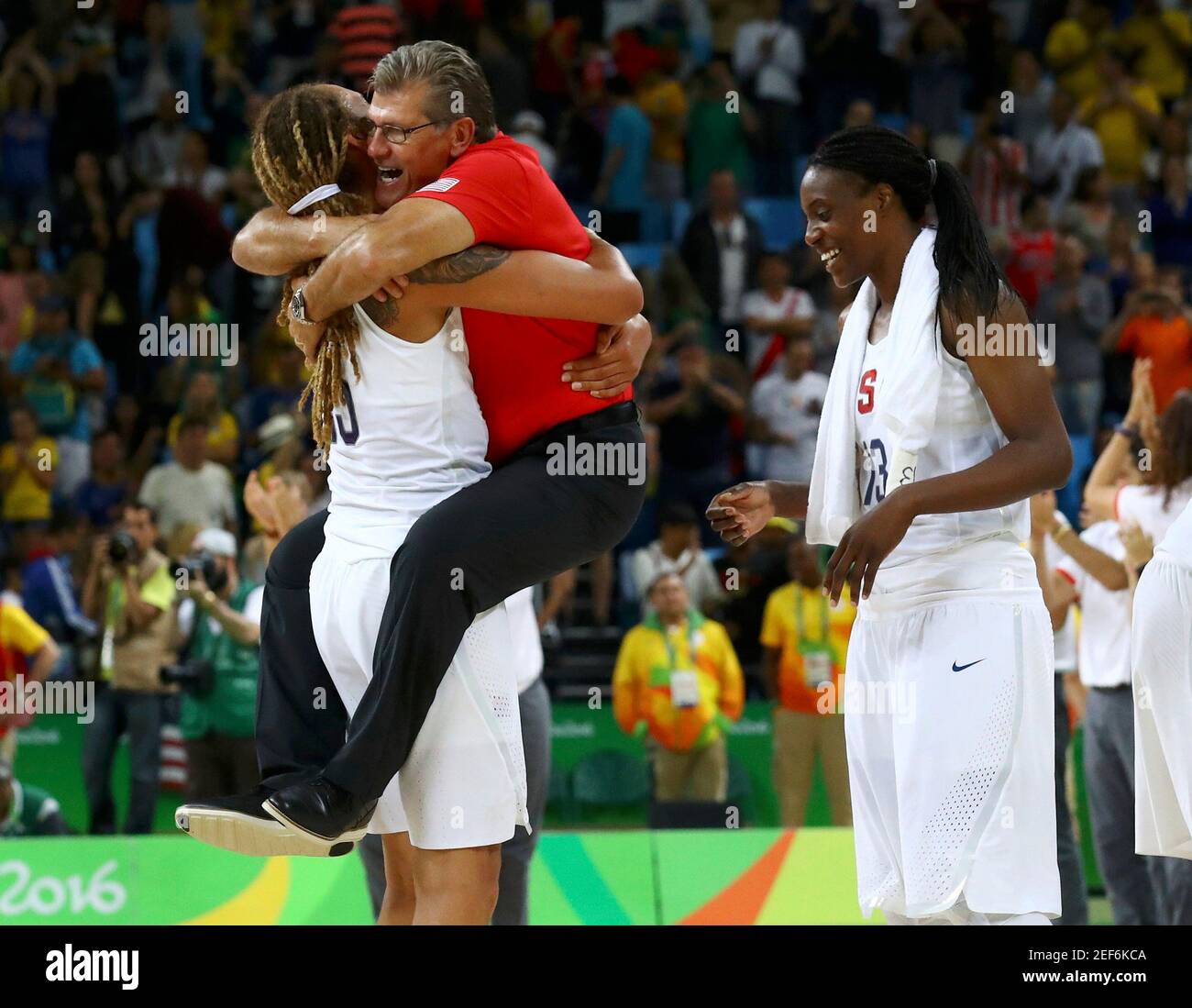 2016 Jeux Olympiques de Rio - Basketball - final - jeu de la médaille d'or des femmes USA / Espagne - Carioca Arena 1 - Rio de Janeiro, Brésil - 20/8/2016. L'entraîneur-chef Geno Auriemma (USA) des Etats-Unis fait des hugs Brittney Griner (USA) des Etats-Unis près de Sylvia Fowles (USA) des Etats-Unis. REUTERS/Jim Young À USAGE ÉDITORIAL EXCLUSIF. NE PAS VENDRE POUR DES CAMPAGNES DE MARKETING OU DE PUBLICITÉ. Image fournie par action Images Banque D'Images