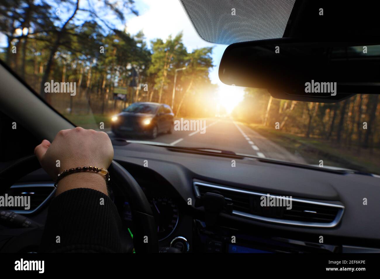 conduire une voiture dans la rue Banque D'Images