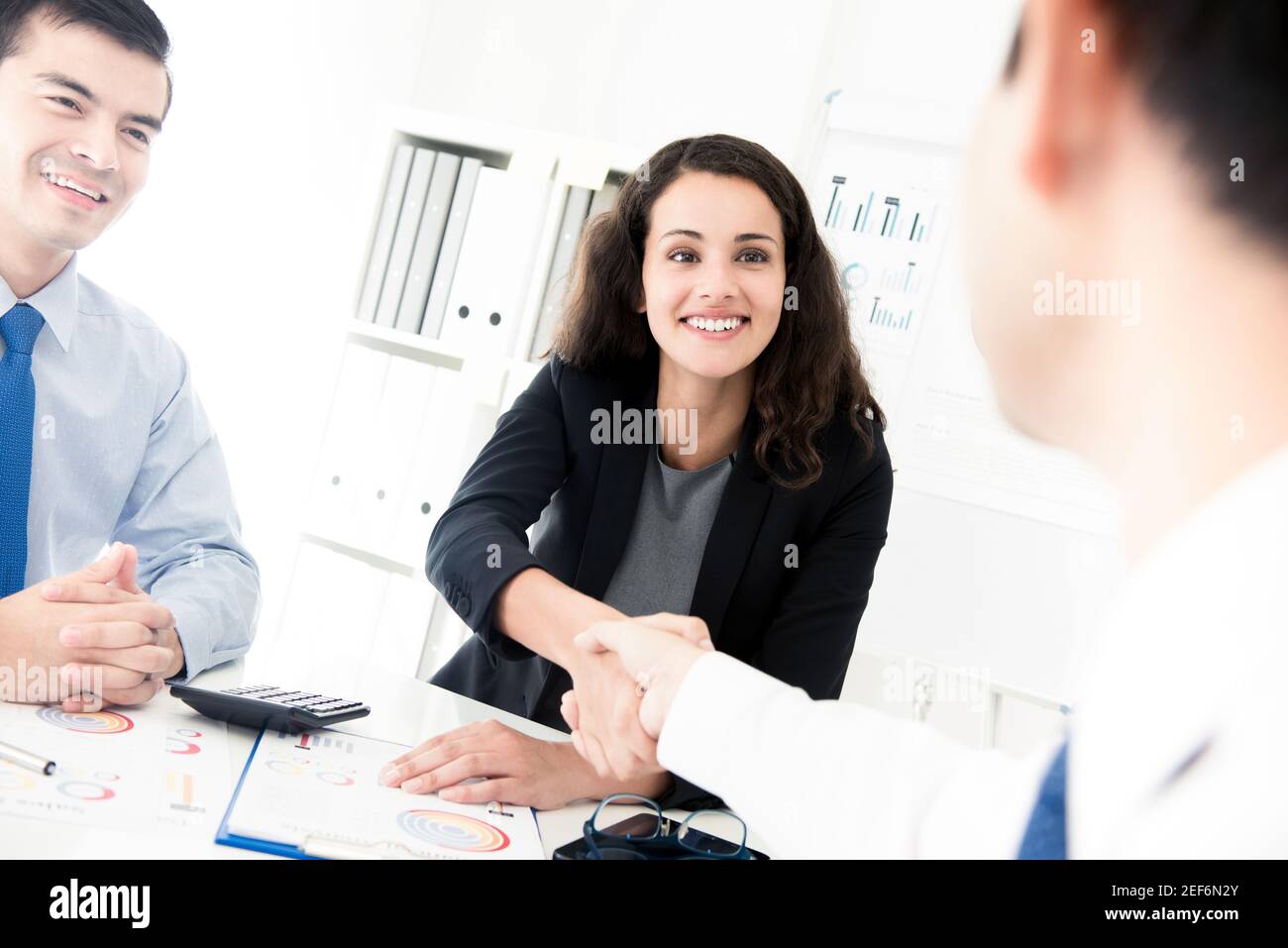 Femme d'affaires qui fait poignée de main avec un homme d'affaires à la réunion à le bureau Banque D'Images