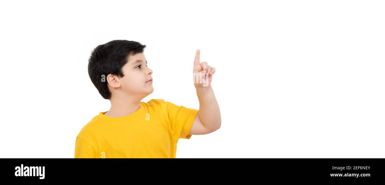 Jeune mignon décontracté asiatique garçon pointant et cherchant à vider espace - isolé sur fond de bannière blanche isolé sur blanc arrière-plan de la bannière Banque D'Images