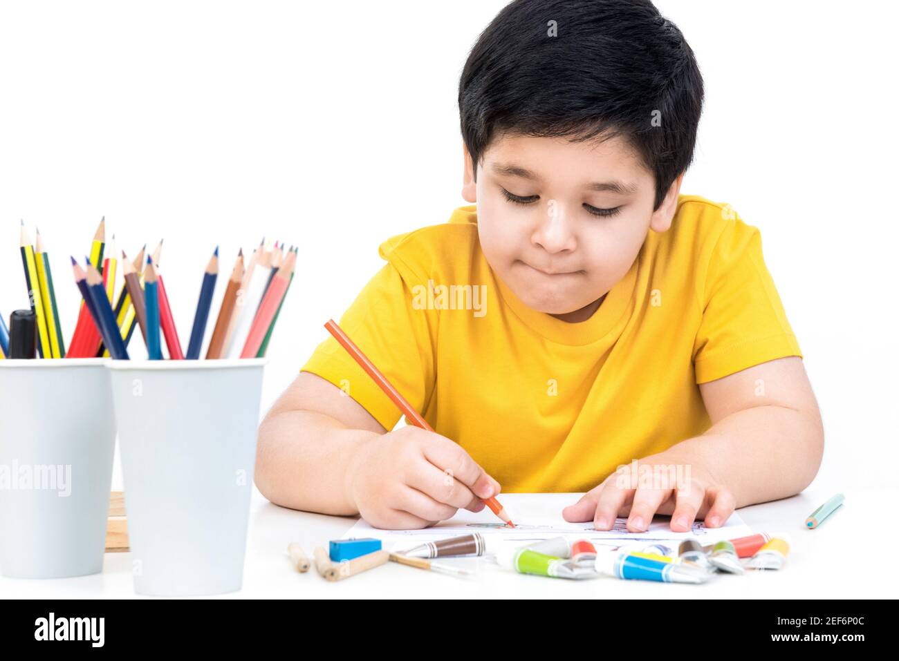 Jolie photo de peinture asiatique de garçon sur la table avec de la couleur crayon Banque D'Images