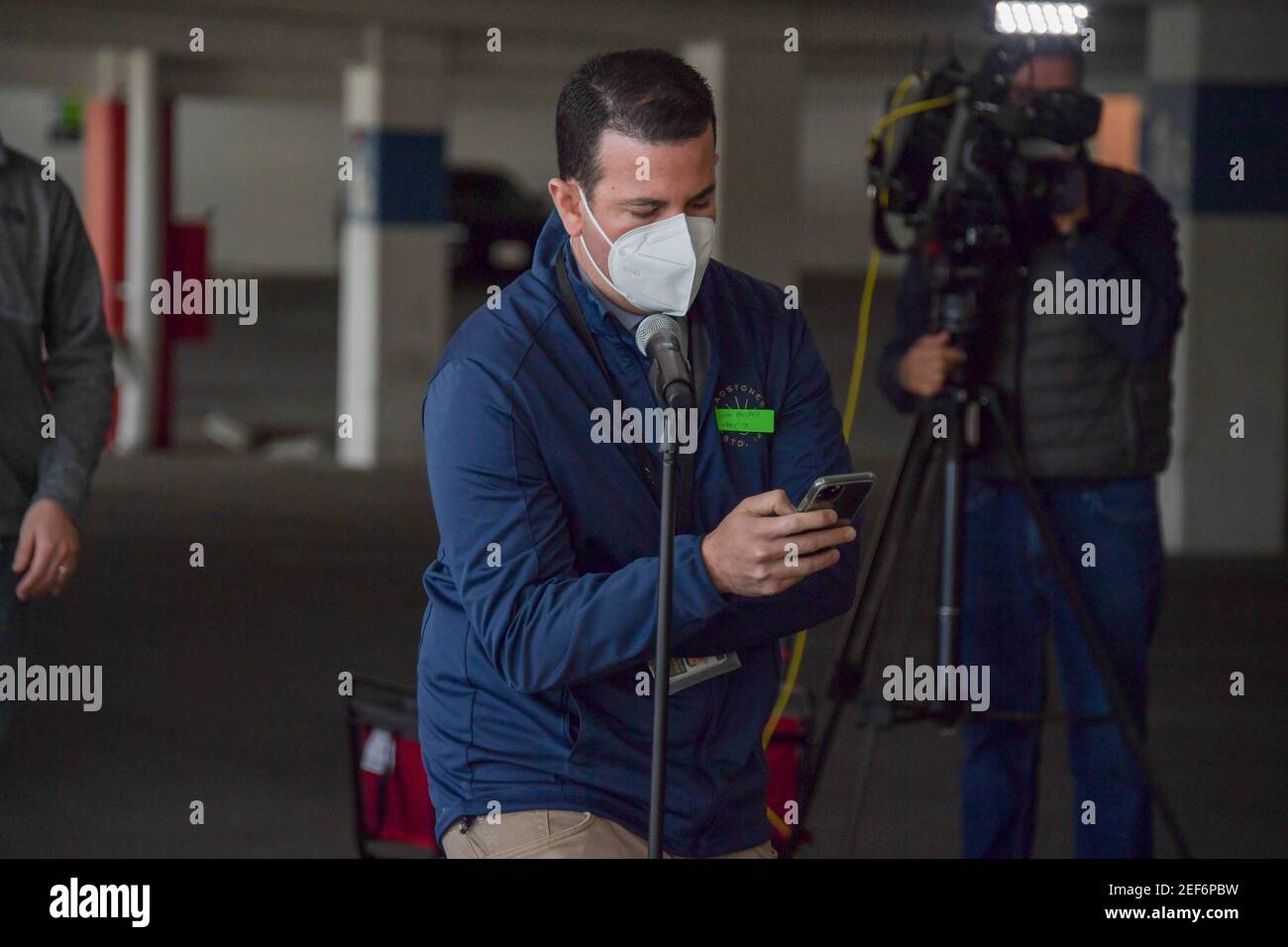 Le journaliste de l'ABC 7, Josh Haskell, pose une question à California Gov. Gavin Newsom lors d'une conférence de presse sur l'ouverture d'un Etat et d'un gouvernement fédéral Banque D'Images