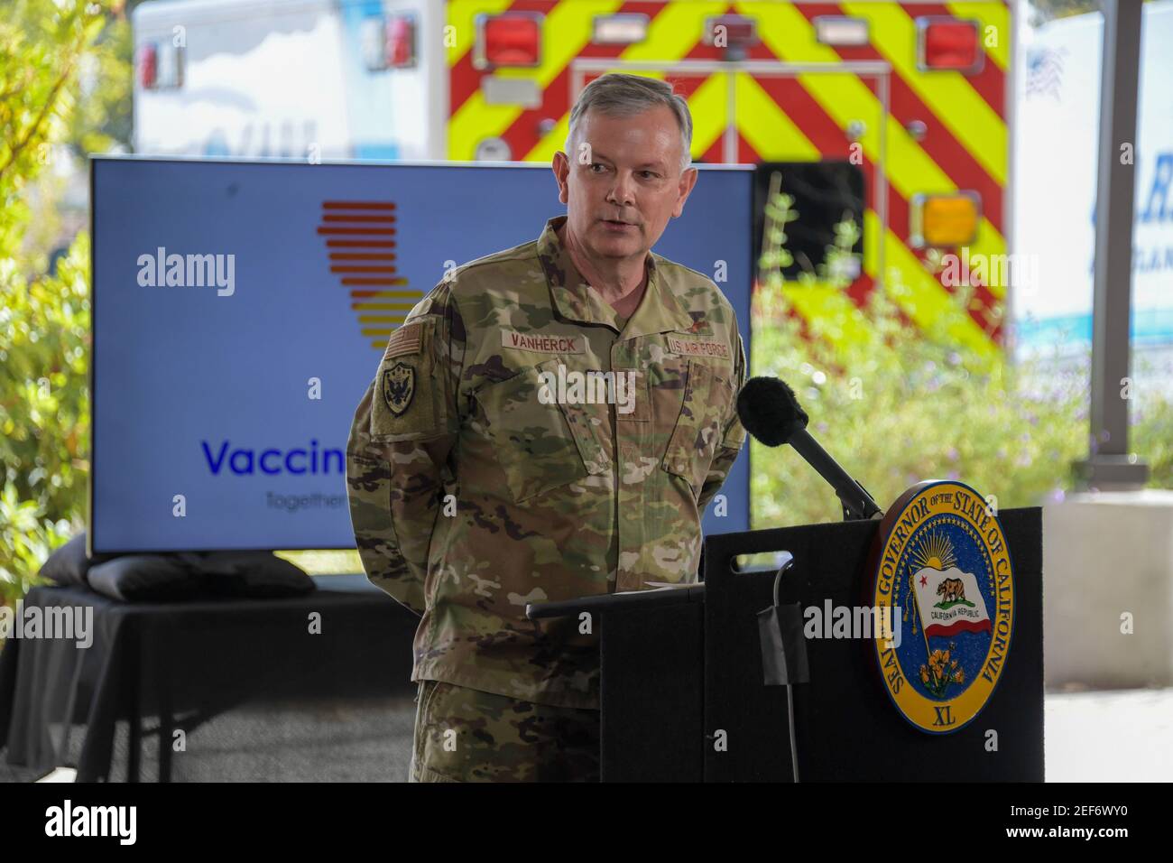 Le général Glen D. Vanherck de l'Armée de l'Air américaine parle lors d'une conférence de presse concernant l'ouverture d'un site de vaccination de masse d'État et fédéral mis en place le Banque D'Images