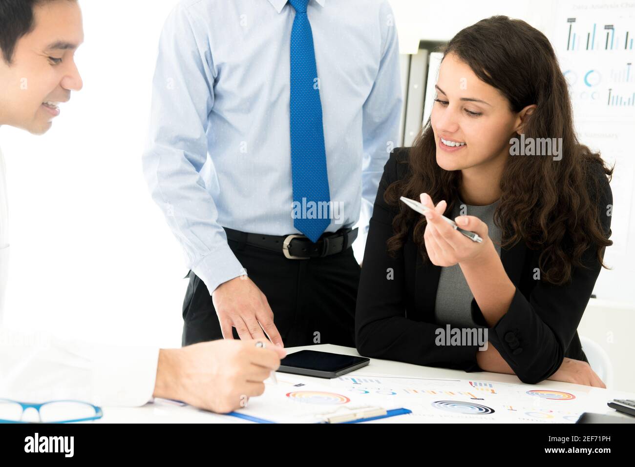 Femme d'affaires discutant de documents financiers lors de la réunion Banque D'Images