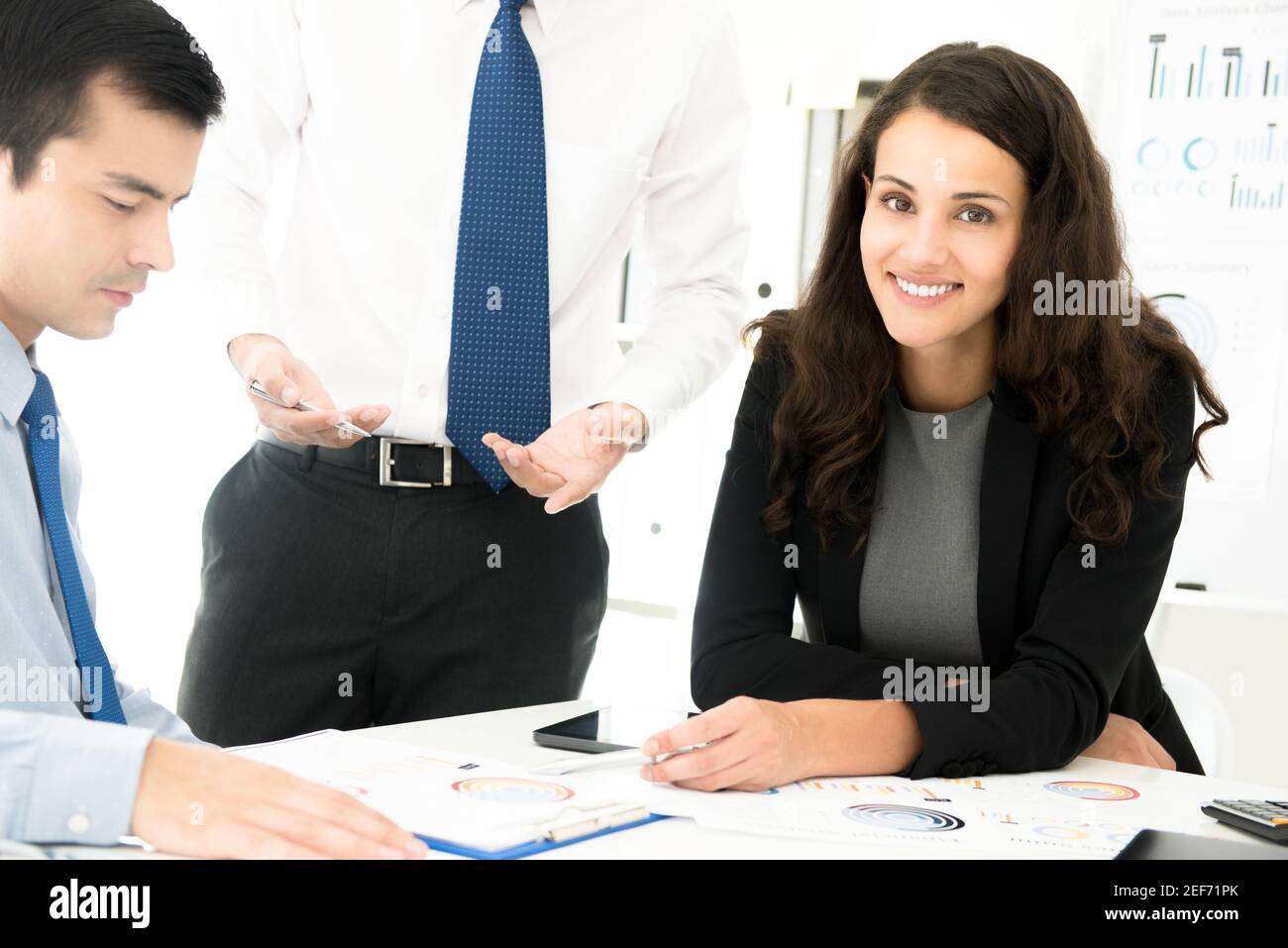 Femme d'affaires souriante et attirante lors d'une réunion financière Banque D'Images