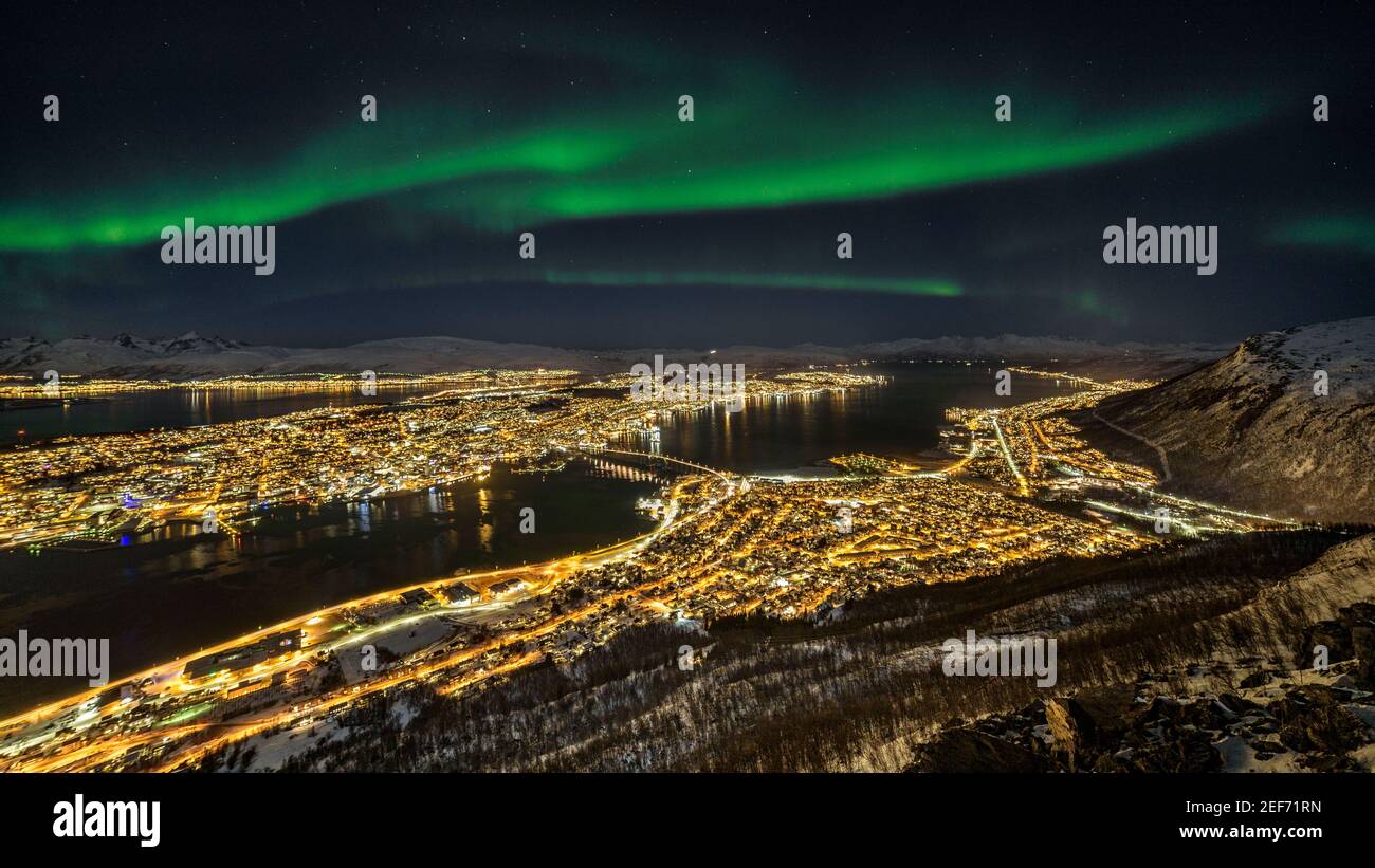 L'hiver, le nord s'illumine au-dessus de Tromsø, vu du point de vue de Fjellstua Utsiktspunkt sur le haut du téléphérique de Fjellheisen Tromsø (Tromsø, Norvège) Banque D'Images