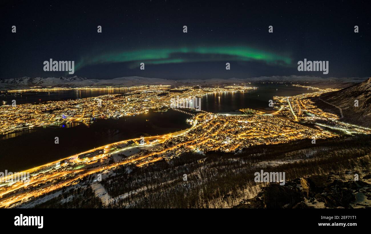 L'hiver, le nord s'illumine au-dessus de Tromsø, vu du point de vue de Fjellstua Utsiktspunkt sur le haut du téléphérique de Fjellheisen Tromsø (Tromsø, Norvège) Banque D'Images