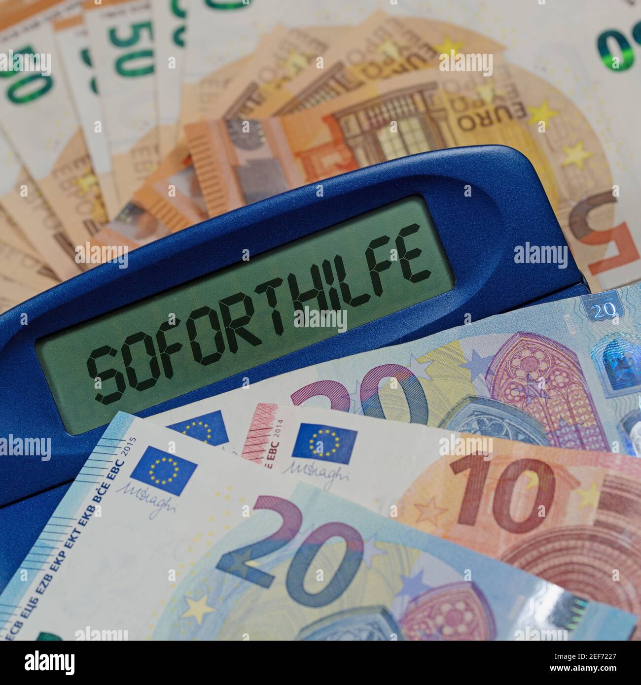 Calculatrice avec le mot 'sodirectt', translation'aide immédiate', à l'écran Banque D'Images