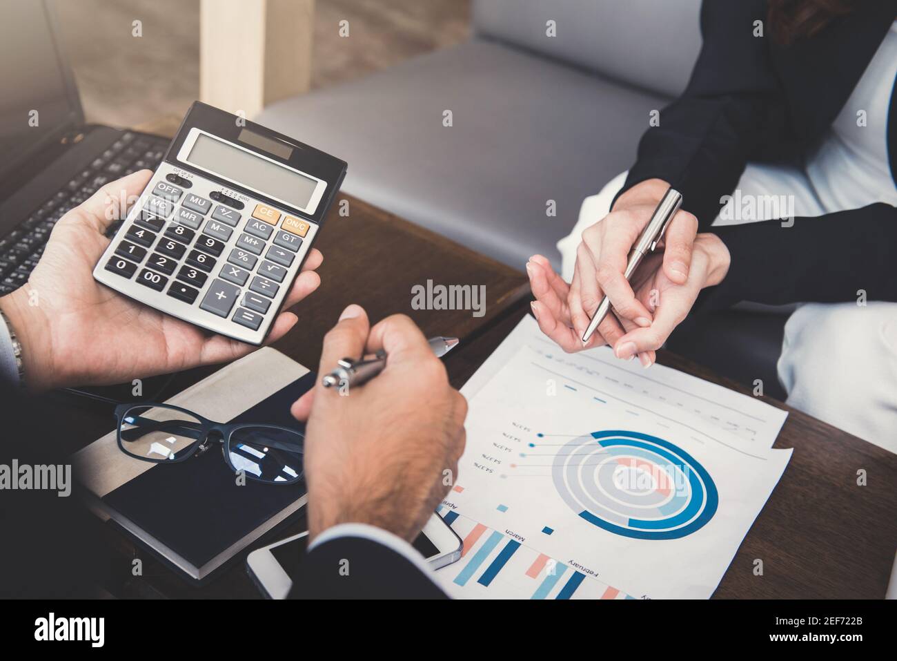 Conseiller financier travaillant avec le client, calculant et analysant les données à la table dans le café Banque D'Images
