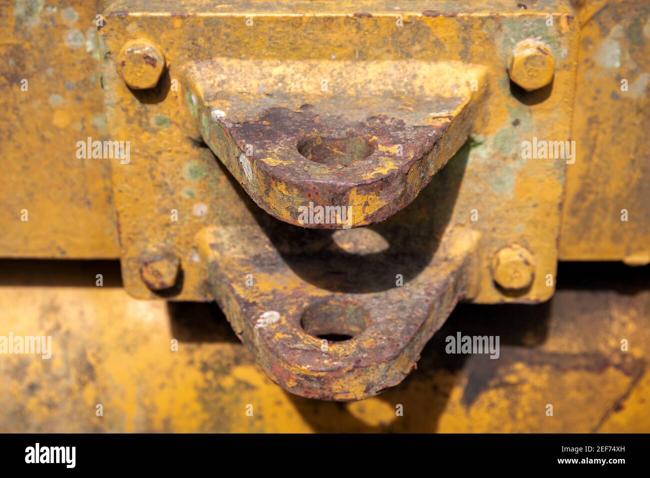 Ancien mécanisme, peinture jaune, photo de gros plan de l'équipement  spécial. Connecteur de remorque du chariot ou du tracteur. Attelage  métallique rustique sur véhicule jaune. Con Photo Stock - Alamy