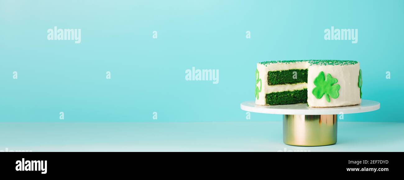 Concept De Sucreries De La Saint Patrick Gateau De Velours Vert Decore De Feuilles De Shamrock Vert Pour La Fete De La Saint Patrick Sur Fond Bleu Copier L Espace Longue Banniere Horizontale