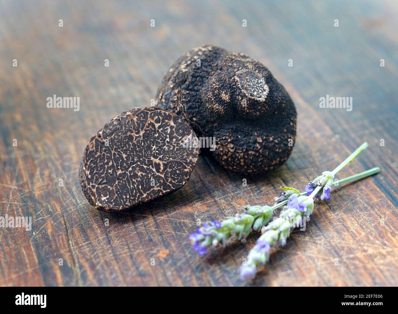 Truffes sur fond de bois Banque D'Images