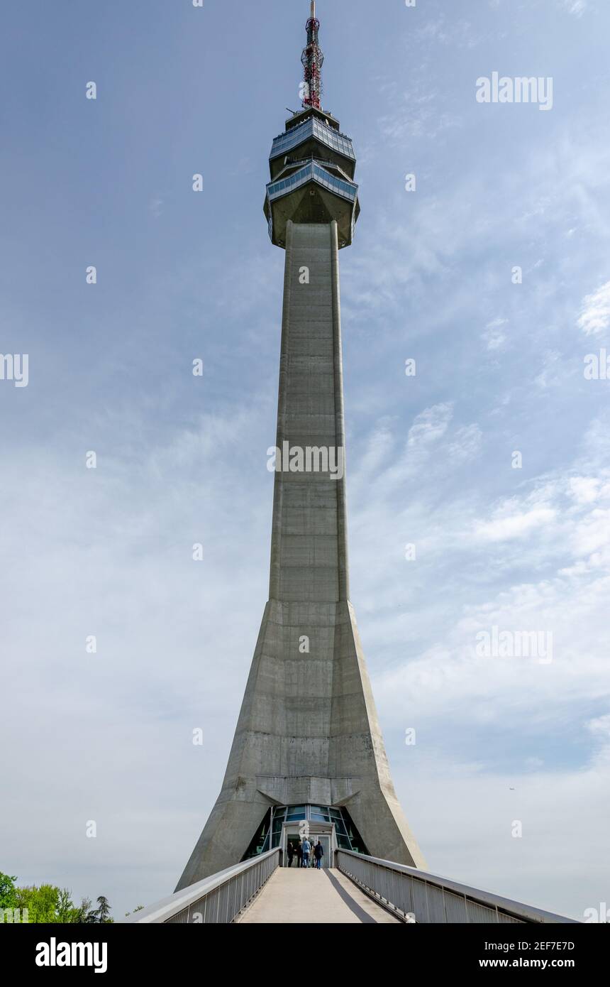 Tour Avala, Belgrade, Serbie. Tour de télécommunications située sur le mont Avala à Belgrade. Célèbre monument et symbole de fierté. Banque D'Images