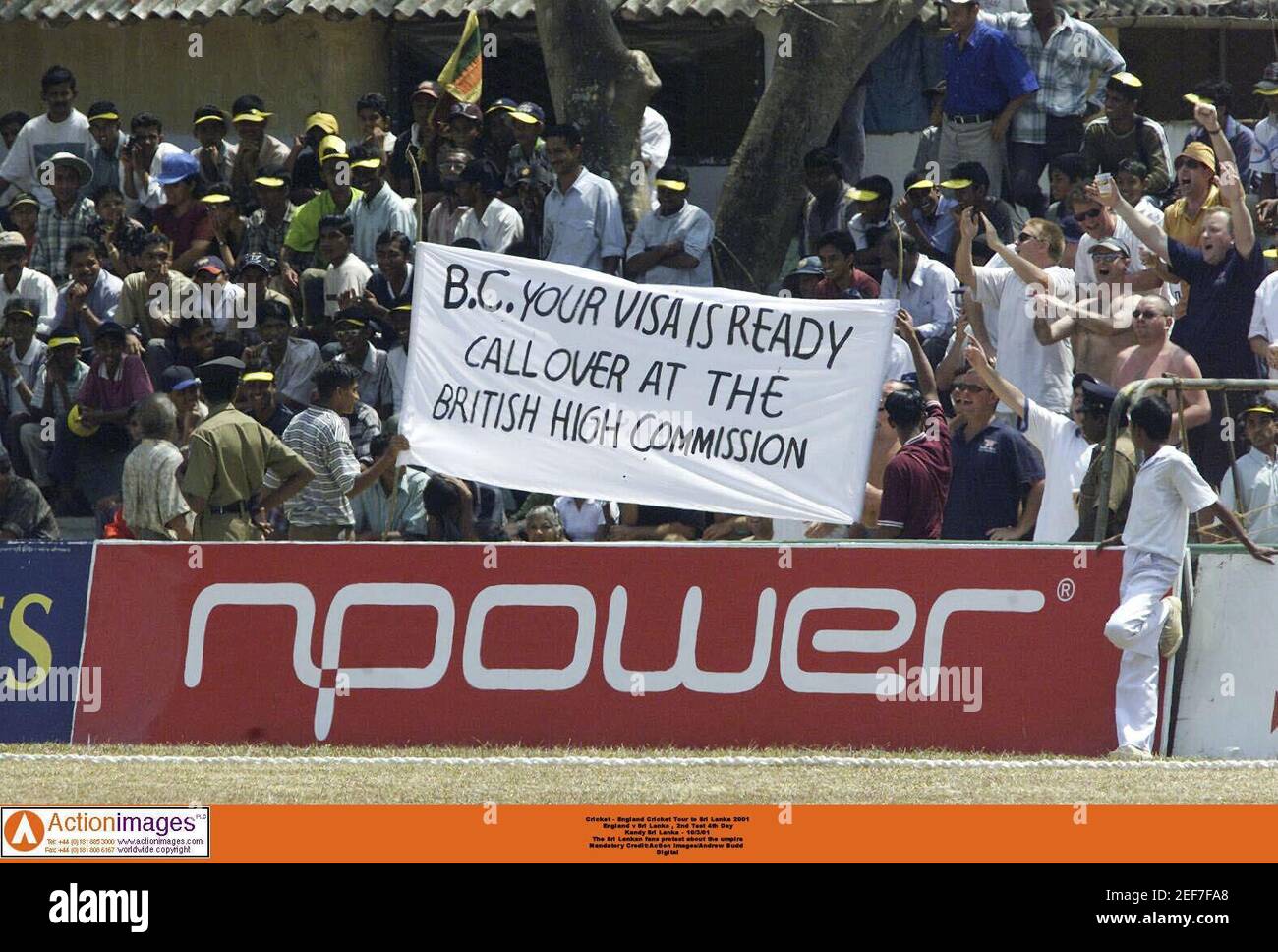 Cricket - Angleterre Cricket Tour au Sri Lanka 2001 Angleterre v Sri Lanka , 2ème Test 4ème jour Kandy Sri Lanka - 10/3/01 les fans sri lankais protestent à propos de l'arbitre crédit obligatoire:action Images/Andrew Budd Digital Banque D'Images