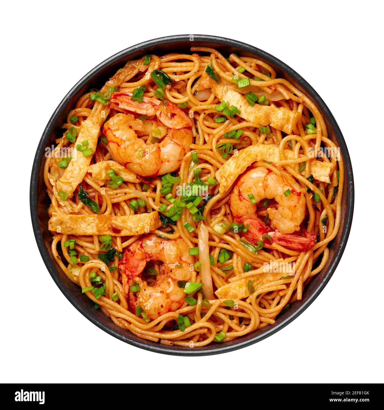 Mie Goreng dans un bol noir isolé sur blanc. Cuisine indonésienne nouilles de crevettes et légumes sautés. Cuisine asiatique. Banque D'Images